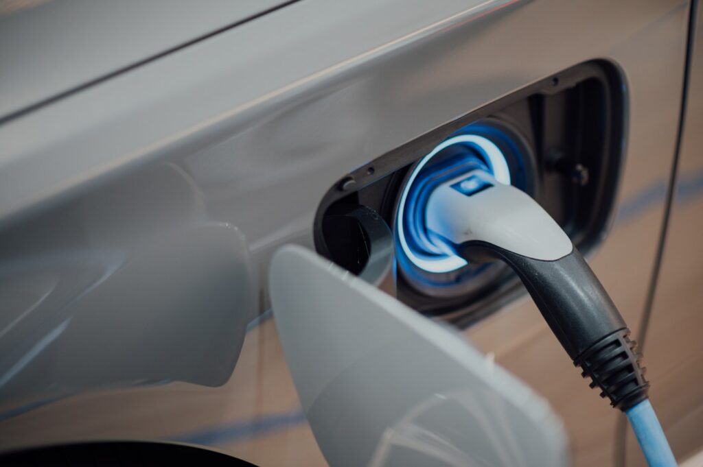 Coche eléctrico cargando en punto de recarga