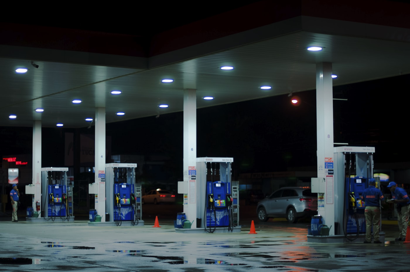 Gasolinera de noche con coches repostando
