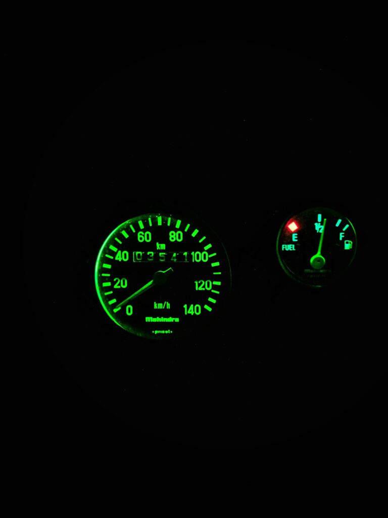 Velocímetro y marcador de reserva de combustible en coche