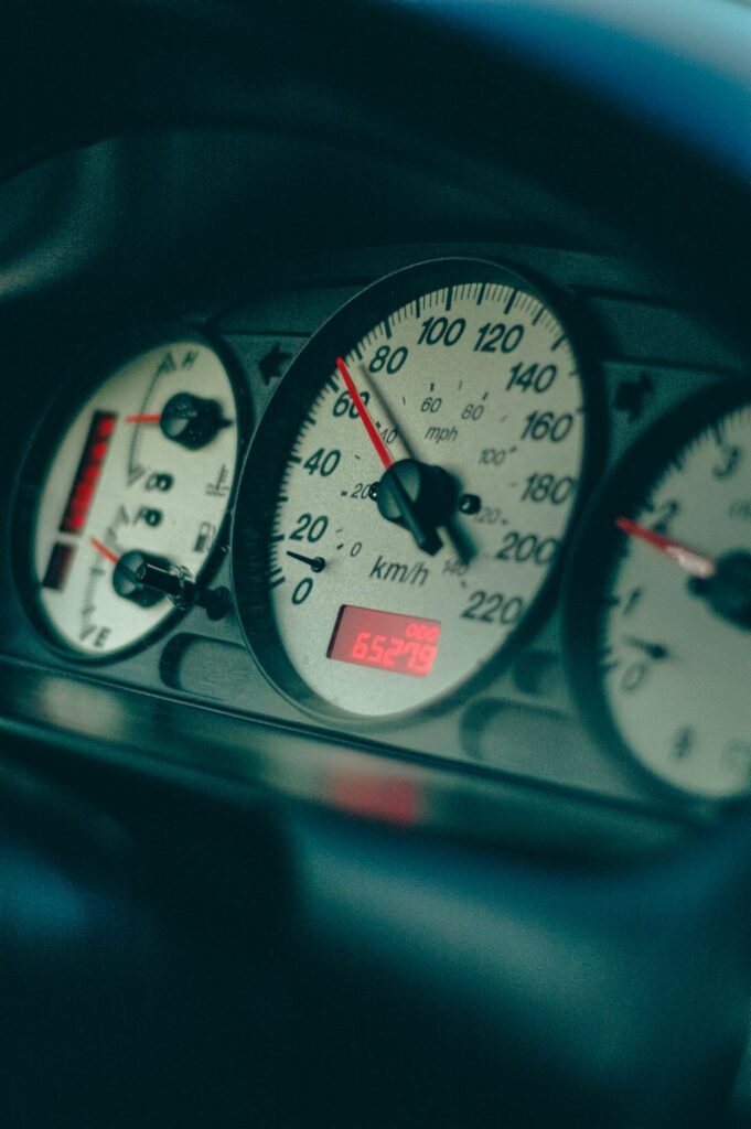 Cuadro de instrumentos de coche mostrando velocímetro y nivel de combustible